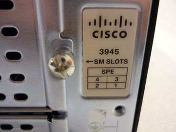 Roteador Cisco 4 WAN Port POE Switch Gigabit CISCO3945E-SEC/K9 é o roteador Cisco 3945E com Security Bundle com licença SEC PAK