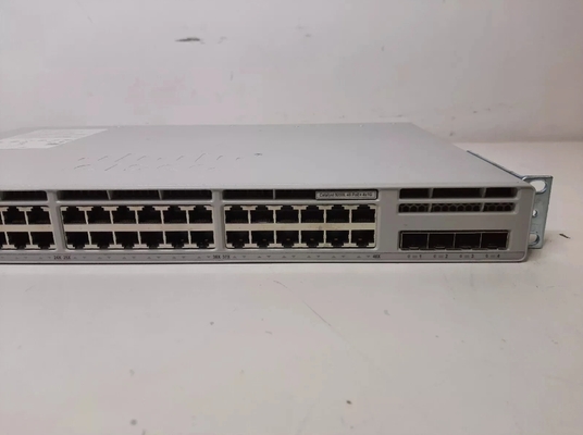 Switch Cisco C9200L-48P-4G-E de 48 portas PoE+ com 4x1G Uplinks