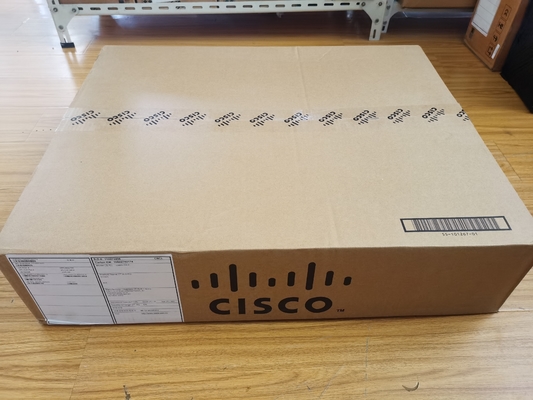 Switch Cisco Catalyst C9500-16X-E de 16 portas 10G com licença NW Essentials
