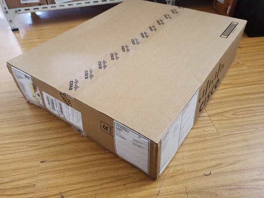 Switch Cisco Catalyst C9500-16X-E de 16 portas 10G com licença NW Essentials