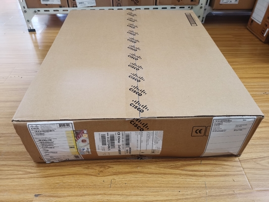 Switch Cisco Catalyst C9500-16X-E de 16 portas 10G com licença NW Essentials