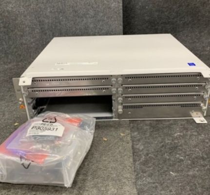 473098A (AMIA) Um sistema Nokia AirScale Subrack Um componente utilizado em estações de base de telecomunicações para sistema global de comunicações móveis