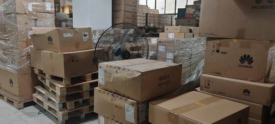 Switch de data center Huawei CE8875-24BQ8DQ-W de 24 portas e 16 Tbps